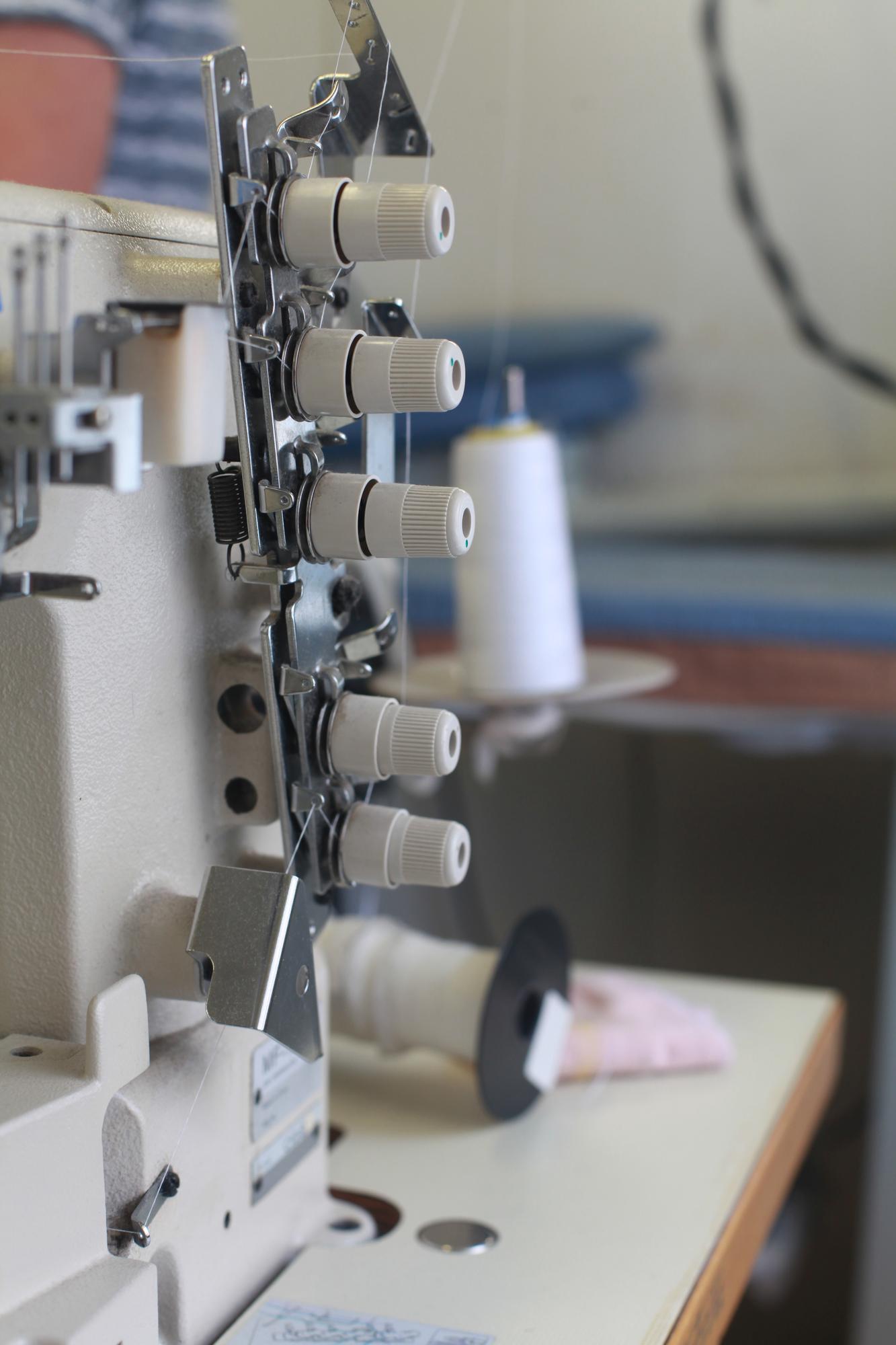 Przestrzeń produkcyjna z maszynami do haftu